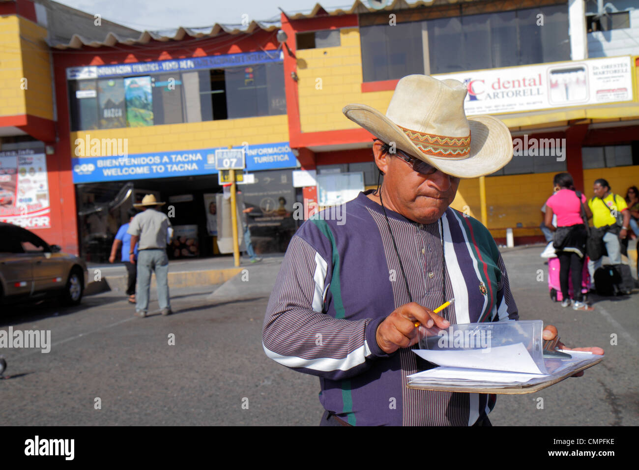 Tacna Peru, Panamericana, panamerikanische Autobahn, Busbahnhof, Außenaußenverkehrskoordinator, Hispanic Latin Latino Ethnic Immigrant im Stockfoto