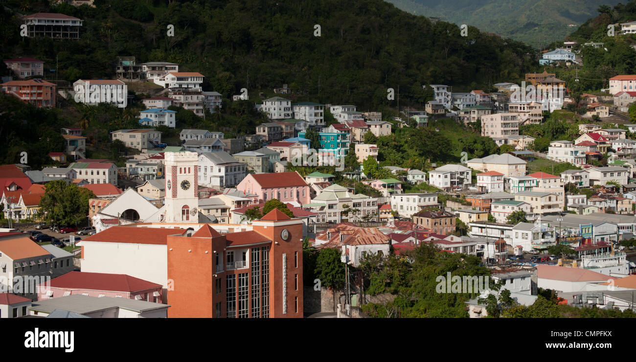 Ein Blick auf die anglikanische Kirche (links) und Kapital Stadt von St. George's, Grenada Stockfoto