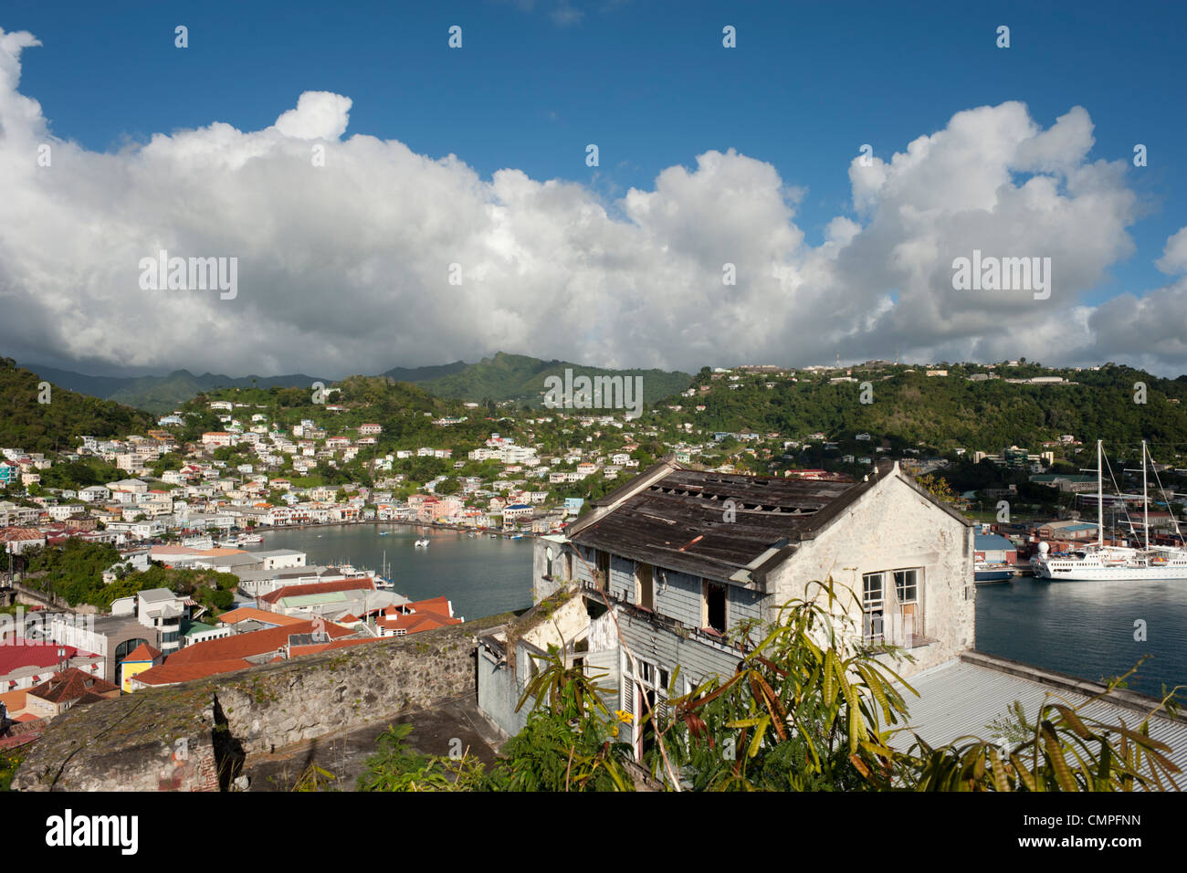 Ein Blick über den Hafen in St. George's, Grenada Stockfoto