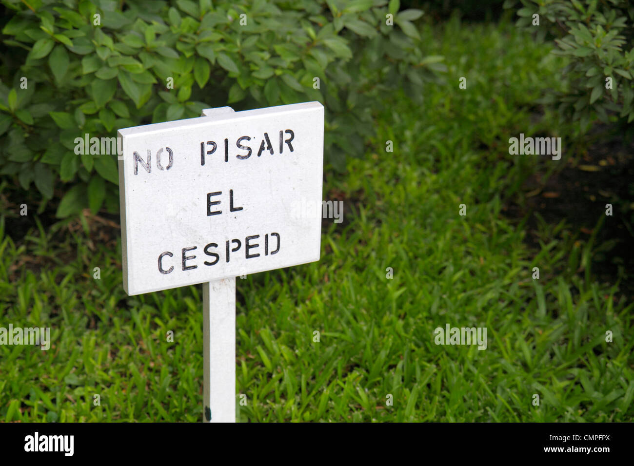 Uruguay, Montevideo, Morales, Krankenhaus Británico, Rasen, Gras, Schild, spanische Sprache, zweisprachig, Gras fernhalten, Lateinamerika, Süd-Urug120205006 Stockfoto