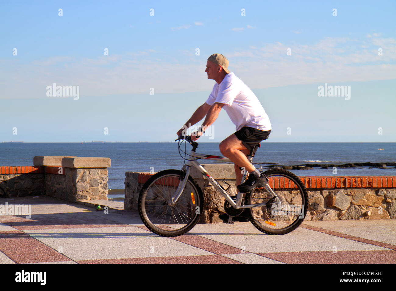 Uruguay, Montevideo, Rambla O'Higgins, hispanischer Mann Männer Erwachsene Männer, Fahrrad, Radfahren, Reiten, Radfahren, Fahrer, Fahrrad, Reiten, Rio de la Plata, Atlantischer Ozean Stockfoto