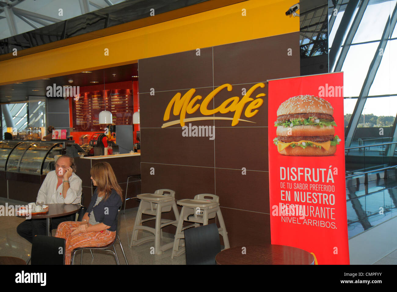 Uruguay, Montevideo, Carrasco General Cesáreo L. Berisso International Airport, MVD, Nuevo New Terminal, Hispanic Latin Latino ethnische Einwanderer Stockfoto Uruguay, Montevideo, Carrasco General Cesáreo L. Berisso International Airport, MVD, Nuevo New Terminal, Hispanic Latin Latino ethnische Einwanderer Stockfoto