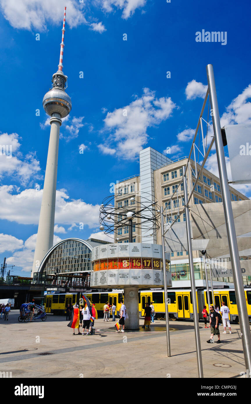 Alexanderplatz, Berlin, Deutschland, Urania Weltzeituhr - Weltzeit-Uhr - Fernsehturm, S-Bahn, s Bahn Fußball Fußball-fans Stockfoto