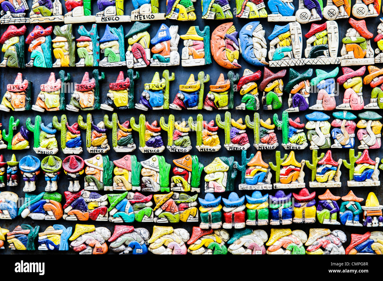 CHICHEN ITZA, Mexiko - Marktständen verkaufen Kühlschrank Magnete als lokale Souvenirs und Kunsthandwerk, die Touristen in Chichen Itza Maya Ruinen archäologische Stätte in Mexiko. Stockfoto