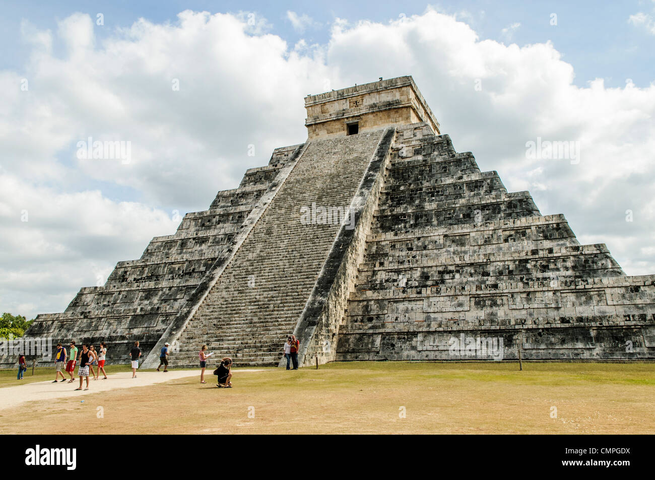 CHICHEN ITZA, Mexiko – Weitblick der Stufen des Tempels des Kukulkan (El Castillo) in der archäologischen Zone Chichen Itza, Ruinen einer großen Maya-Zivilisationsstadt im Herzen der mexikanischen Halbinsel Yucatan. Stockfoto