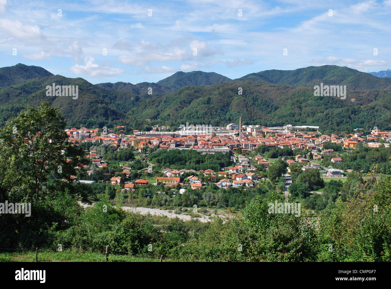Serravalle Sesia Dorf Panorama mit Bergen im Hintergrund, Piemont, Italien Stockfoto