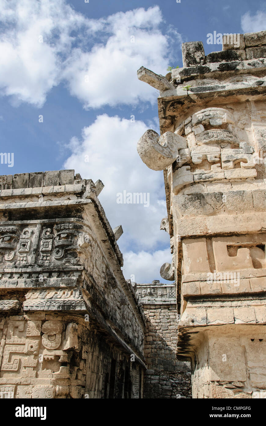 Details der Dekoration von Gebäuden in Chichen Itza, Mexiko. Stockfoto