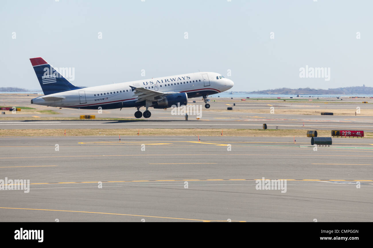 BOSTON, USA - März 22: Uns Airways Airbus A319 startet zum 19. März 2012. Logan International Airport ist der größte in Neuengland Stockfoto