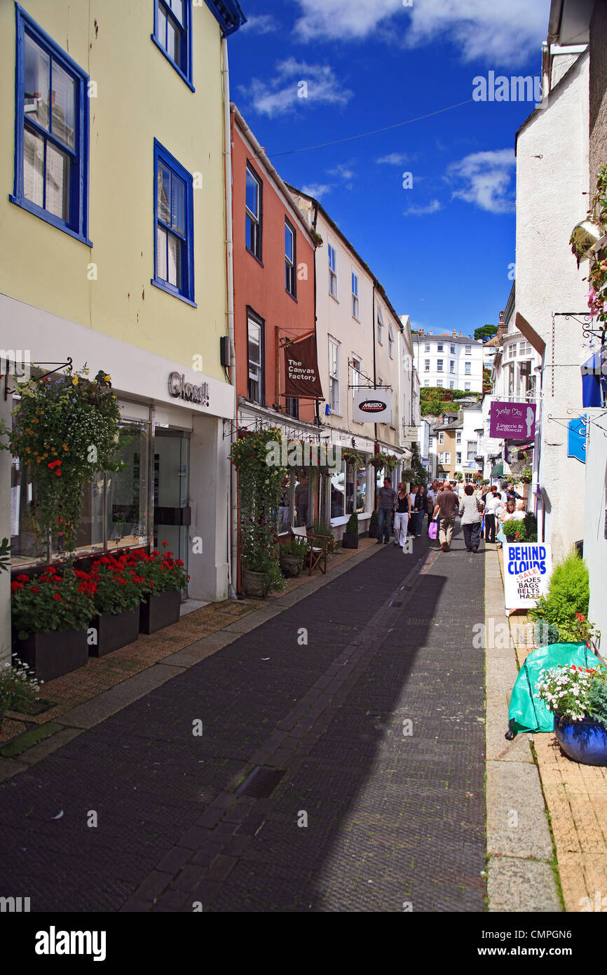 Geschäfte für Touristen und Urlauber Linie Noss Straße in Dartmouth, Devon, England, UK Stockfoto