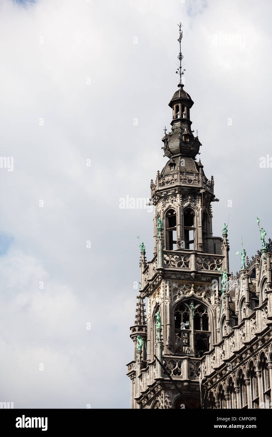 Detail des Daches und Statuen auf Kings House oder Broodhuis in Grand Place in Brüssel Stockfoto