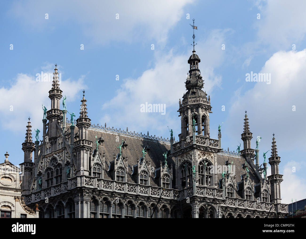 Detail des Daches und Statuen auf Kings House oder Broodhuis in Grand Place in Brüssel Stockfoto