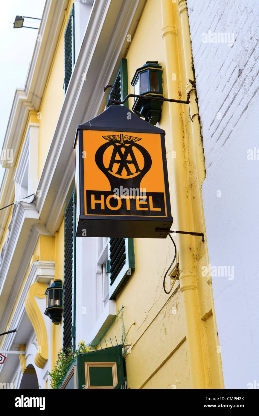 Alten AA Hotel Laterne Schild hängen außerhalb eines Hotels Stockfoto
