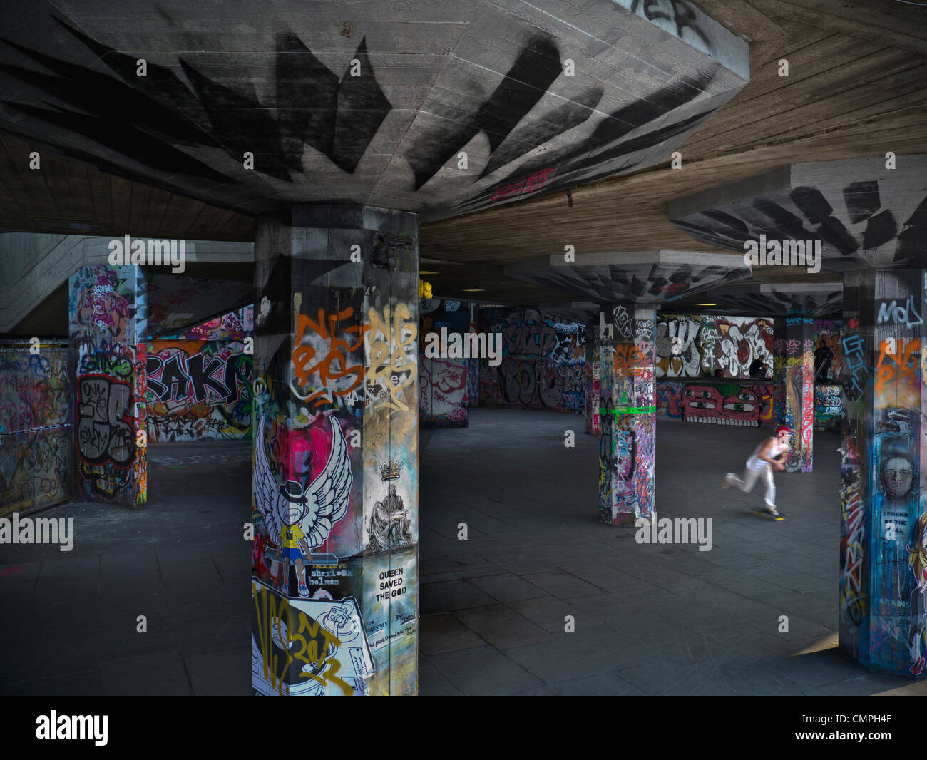 South Bank Skatepark und Skater mit Straßenkunst Graffiti Borough of Lambeth London UK Stockfoto