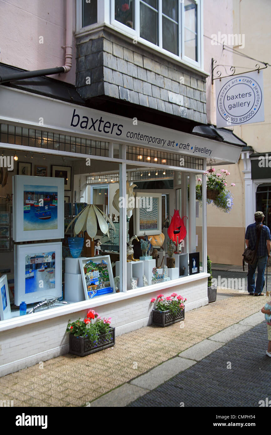 Eines der vielen Kunst und Handwerk Geschäfte in Noss Straße in Dartmouth, Devon, England, UK Stockfoto