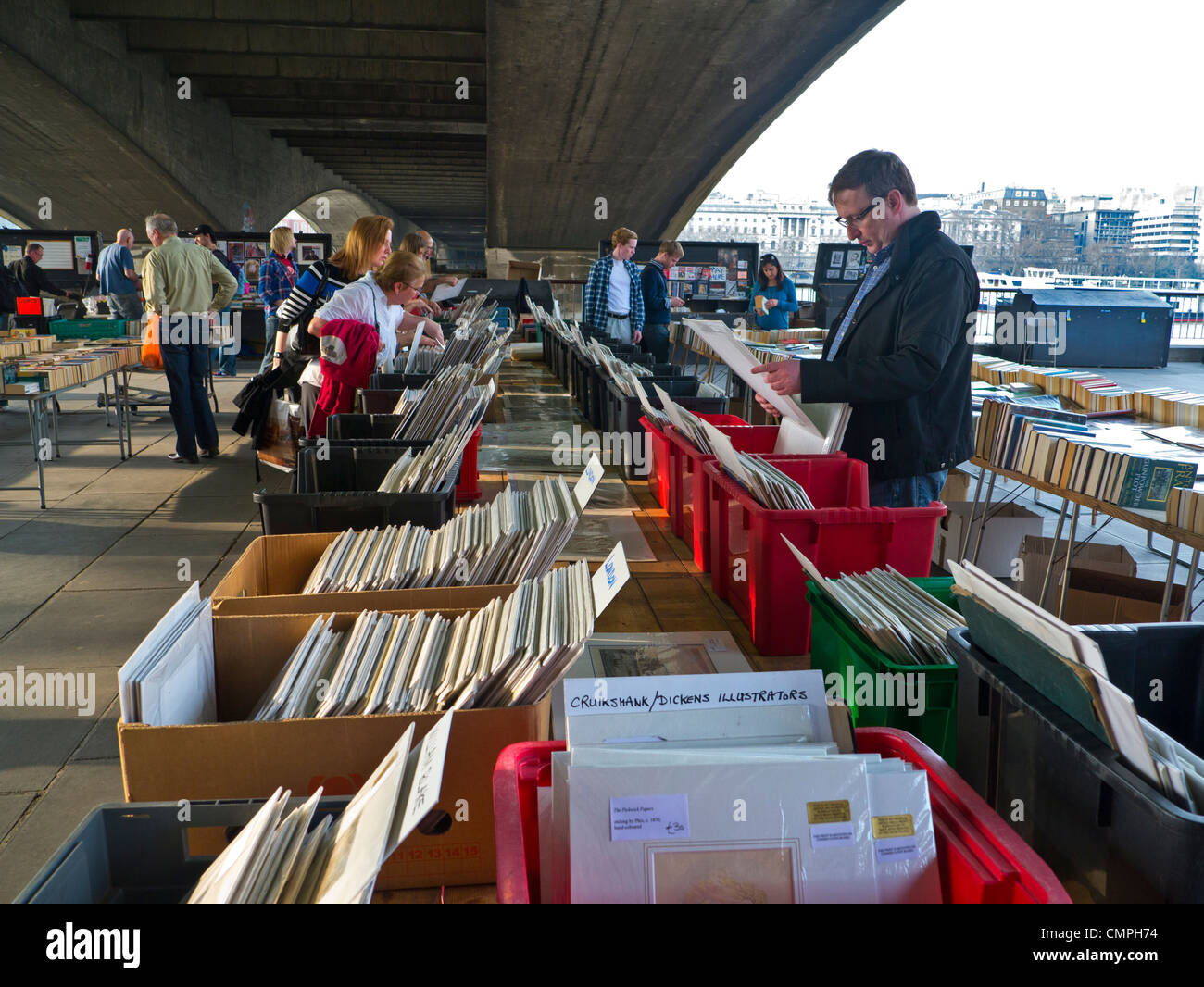 Southbank Centre Buchmarkt unter Waterloo Bridge Königin Spaziergang London UK Stockfoto