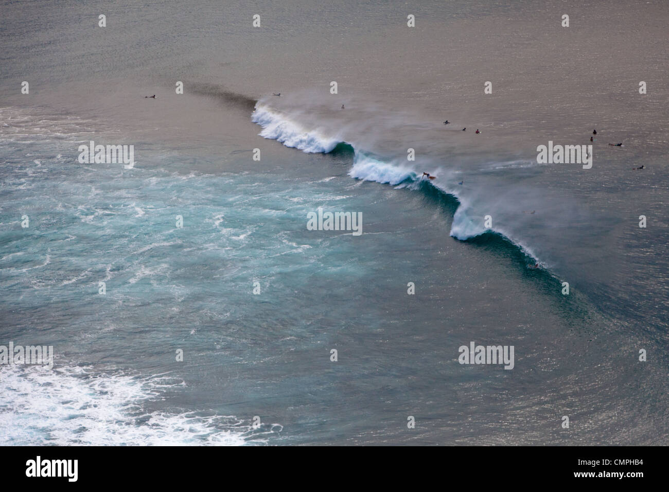 Luftaufnahme der Surfer in der Aufstellung an der Nordküste von Oahu, Hawaii. Stockfoto