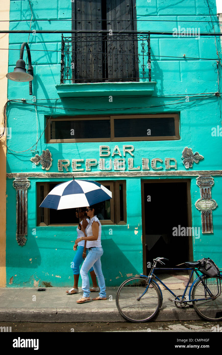 Bar auf Republic Street in Camaguey, Republica. Kuba mit Passanten Stockfoto
