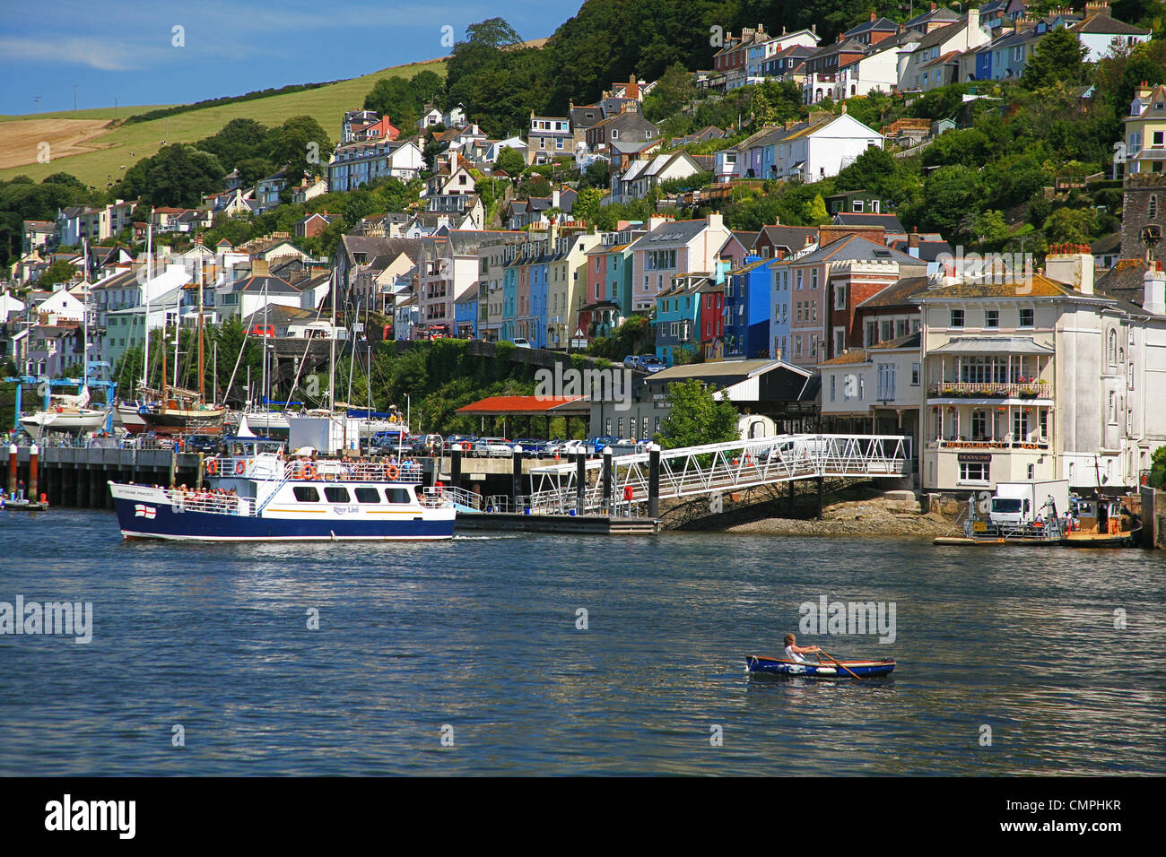 Ein Kingswear - Dartmouth Passagierfähre verlässt die Anlegestelle am Fluss Dart, Dartmouth, Devon, UK Stockfoto