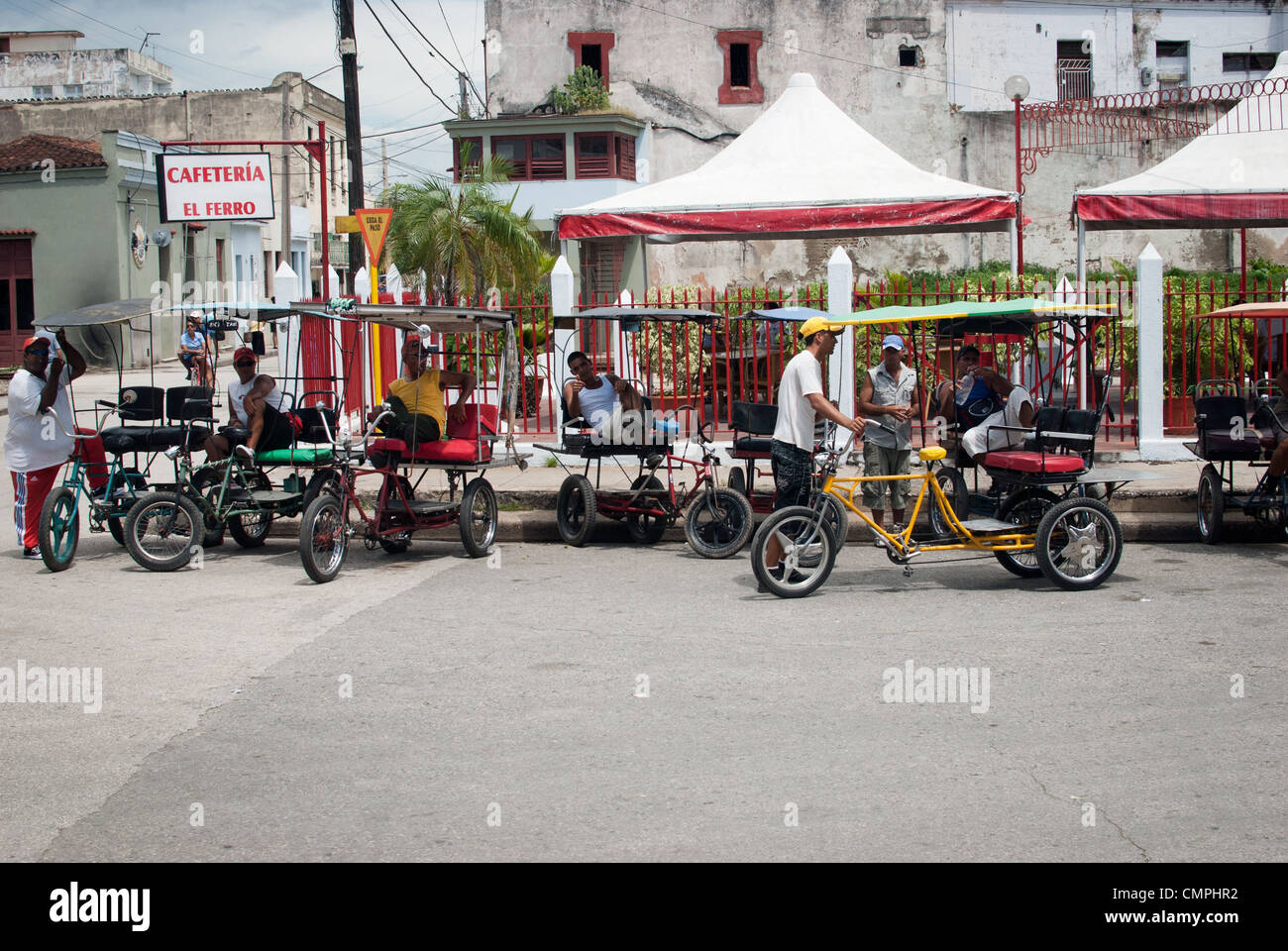 Fahrrad-Rikscha-Fahrer warten auf Kunden in Camaguey Stockfoto