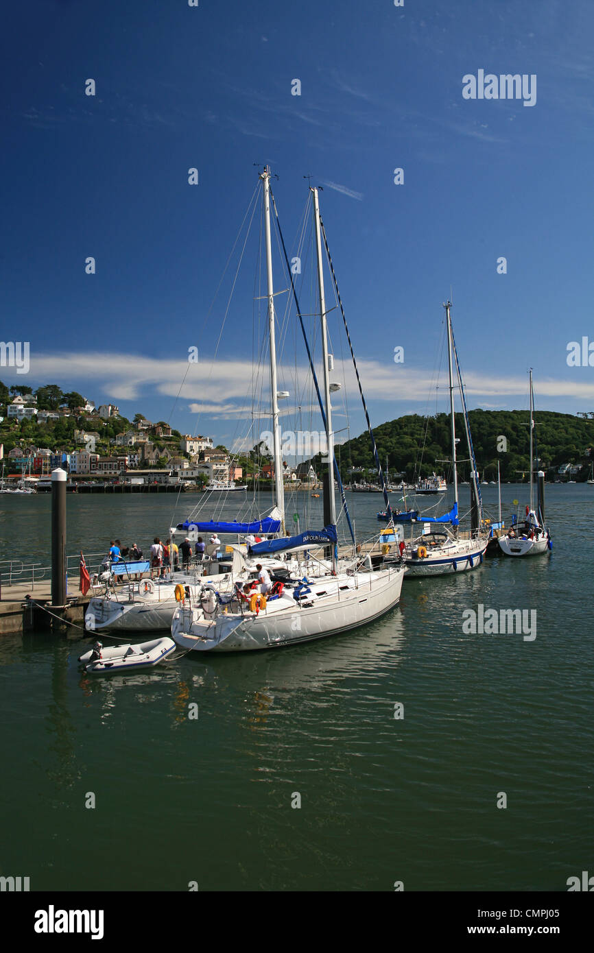 Sortierte Yachten ankern auf dem Ponton in Dartmouth, Devon, England, UK Stockfoto