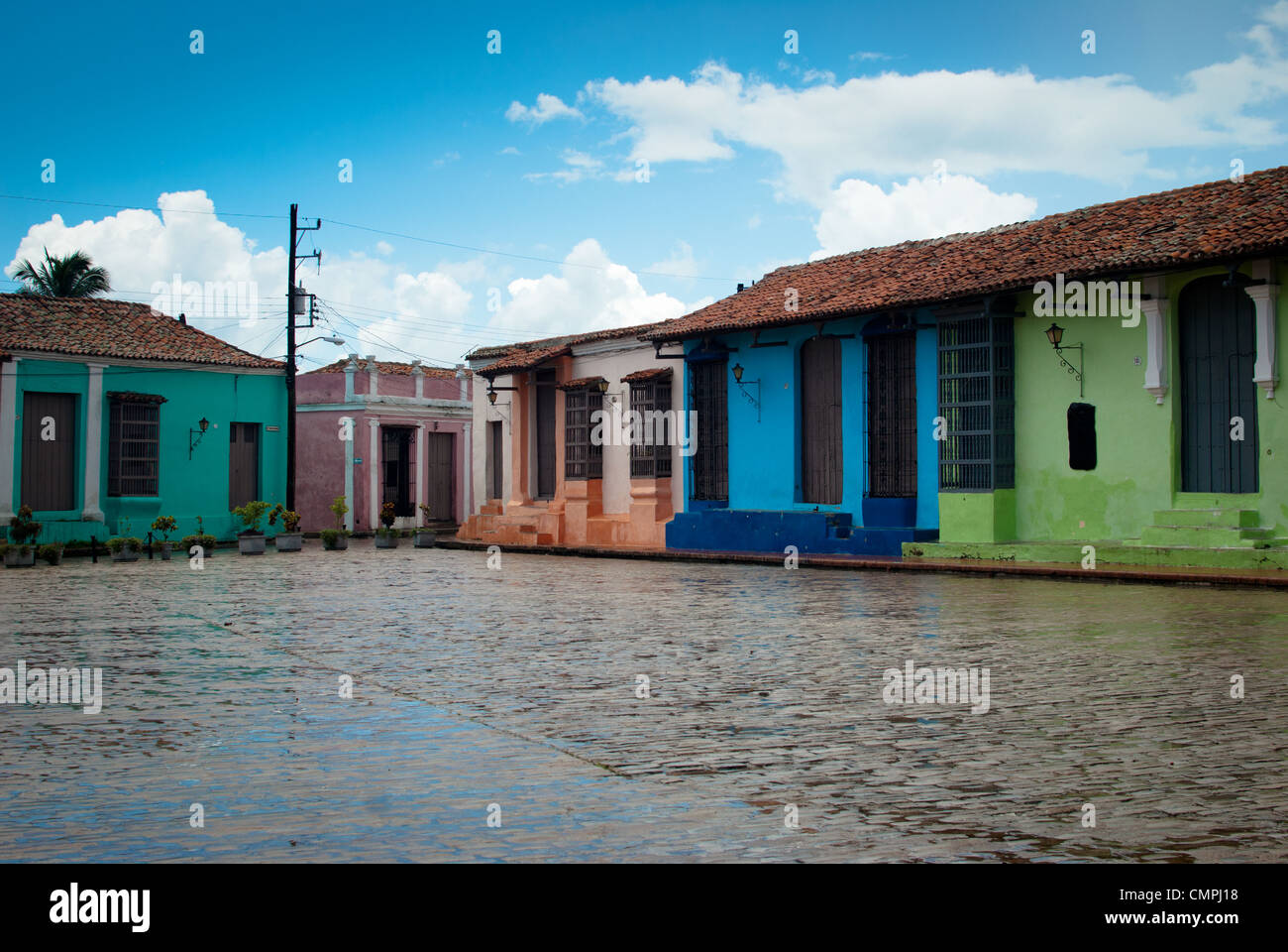 Bunte Gebäude am Plaza San Juan de Dios, Camagüey, Kuba Stockfoto