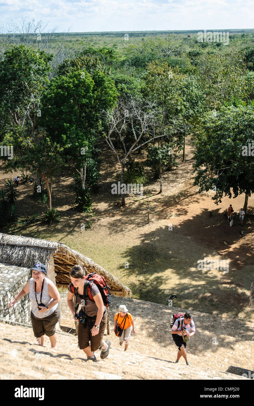 EK Balam Akropolis Pyramide Touristen klettern Mexiko // EK' BALAM, Mexiko - Touristen klettern die steilen Kalksteinstufen der Akropolis, die größte Struktur an der archäologischen Stätte EK' Balam (auch bekannt als EK Balam). Die 31 Meter hohe (96 Fuß hohe) Pyramide ist nach wie vor eines der wenigen Maya-Bauten in der Yucatán, die Besucher noch besteigen dürfen. Dieser riesige Komplex diente als königlicher Palast von König Ukit Kan Le'k Tok', der das alte Königreich Talol ab 770-797 n. Chr. regierte. Zwischen Valladolid und Cancún im Norden von Yucatán gelegen, nimmt der Standort weniger Besucher auf als das nahe gelegene Chi Stockfoto