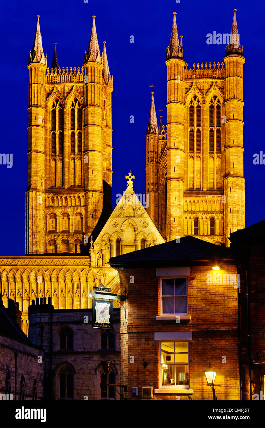 Der Dom und Domplatz in Lincoln UK in der Nacht Stockfoto