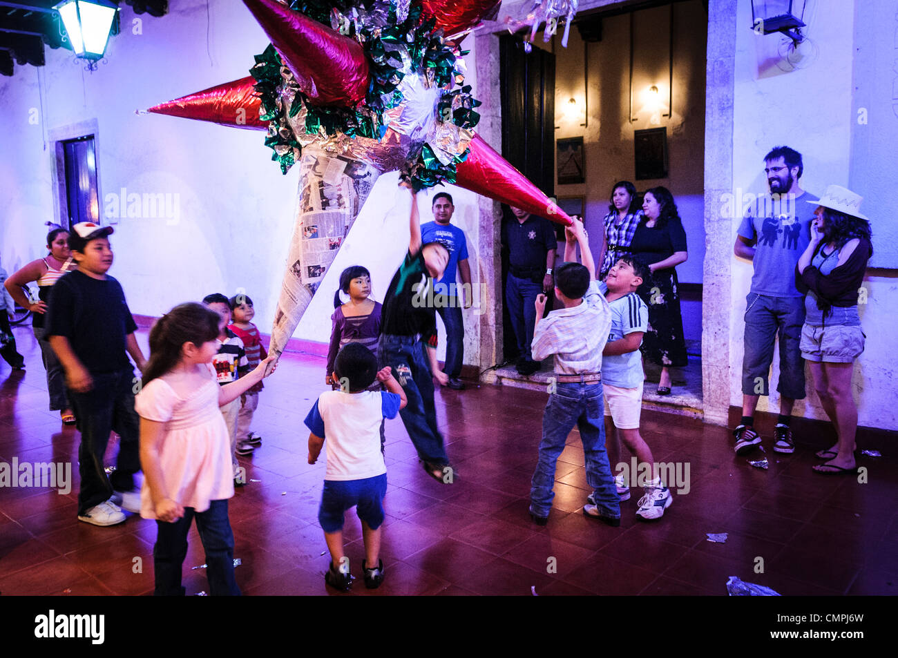 VALLADOLID, Mexiko - Kinder Angriff ein Pinata mit Süßigkeiten als Partei der Feiern gefüllt Neben Hauptplatz für die Königin der Maya Festival 2011 in der Innenstadt von Valladolid, die koloniale Stadt im Herzen der mexikanischen Halbinsel Yucatan. Stockfoto