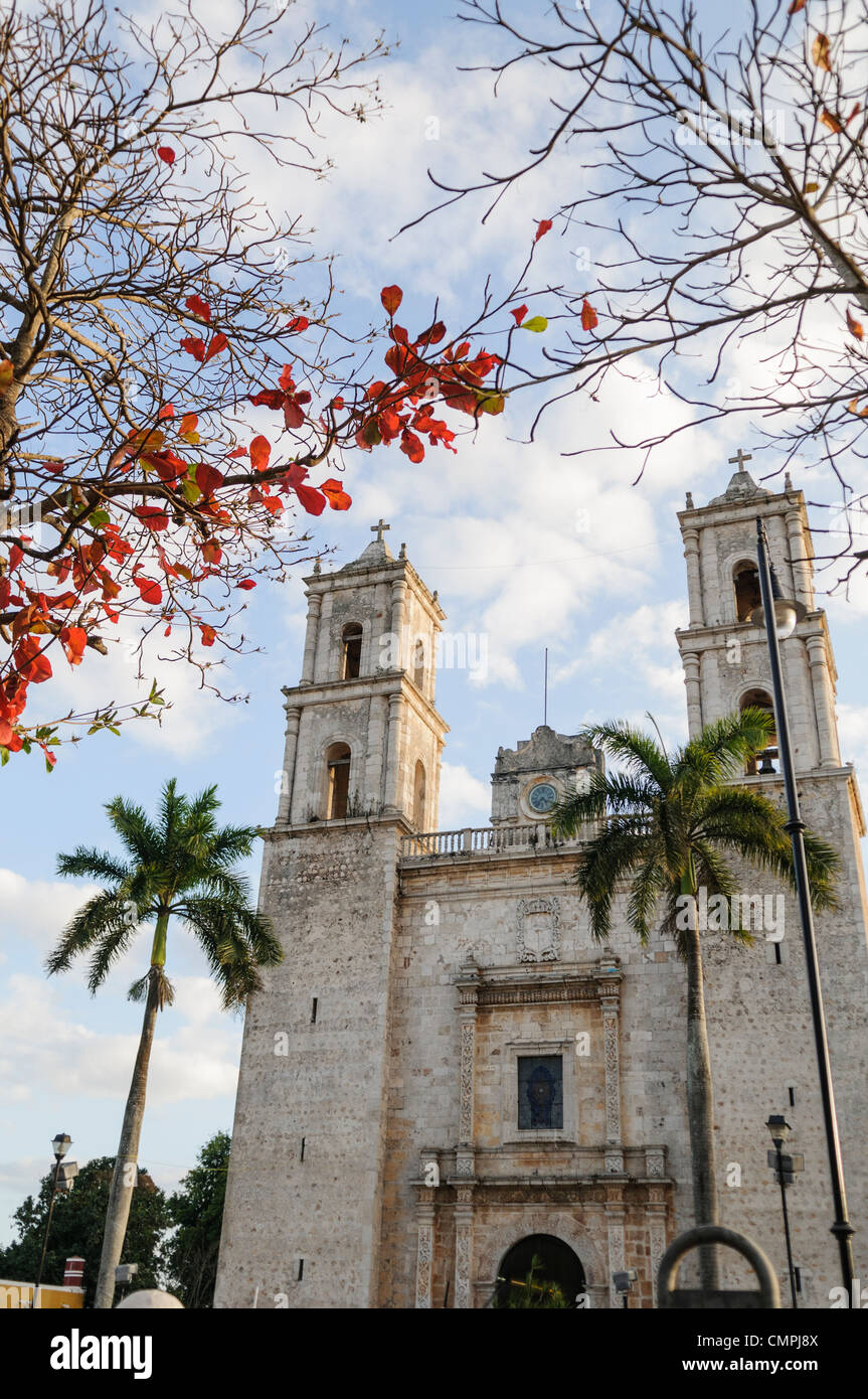 Vor der Kathedrale von San Gervasio (Catedral De San Gervasio) in Valladolid im Herzen von der mexikanischen Halbinsel Yucatan. Stockfoto