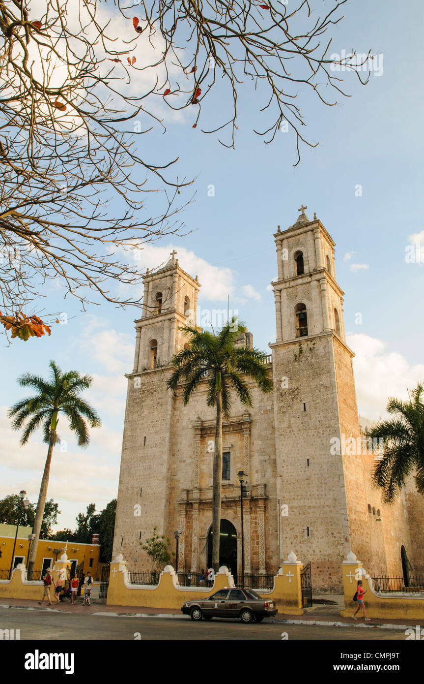 Kathedrale von San Gervasio (Catedral De San Gervasio) in Valladolid im Herzen von der mexikanischen Halbinsel Yucatan in der späten Nachmittagssonne. Stockfoto