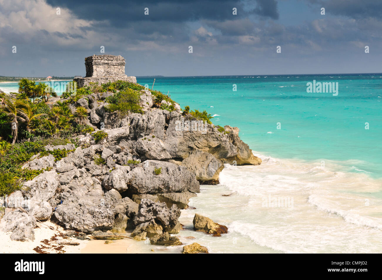 Die Ruinen der Maya-Zivilisation-Stadt in Tulum an der Küste der mexikanischen Halbinsel Yucatan. Es war einst bekannt als Zama (Morgenröte) denn am äußersten Ostrand von Mexiko, es war einer der ersten Orte im Land die Dämmerung zu sehen. Tulum war ein Handelshafen, die ausgiebig in ganz Mittelamerika und Mexiko gehandelt. Es ist jetzt ein beliebtes Touristenziel in Partei, weil es an schönen karibischen Stränden sitzt. Stockfoto