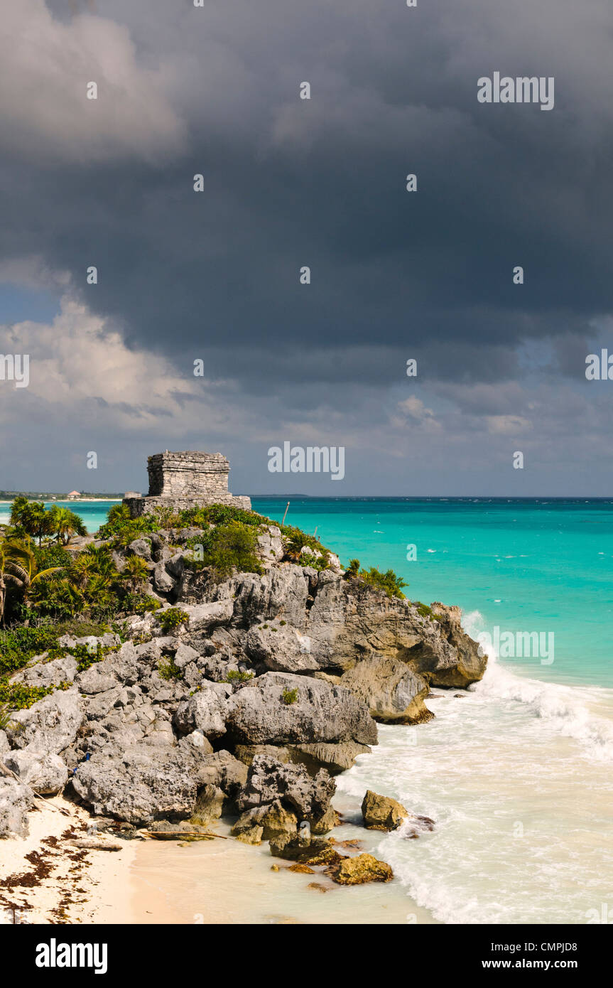 El Castillo, Teil der Maya-Ruinen in Tulum, sitzt auf einer exponierten, felsigen Ausläufer mit dunklen grau, bedrohliche Wolken in der Ferne. Tulum war ein Handelshafen, die ausgiebig in ganz Mittelamerika und Mexiko gehandelt. Es ist jetzt ein beliebtes Touristenziel in Partei, weil es an schönen karibischen Stränden sitzt. Stockfoto