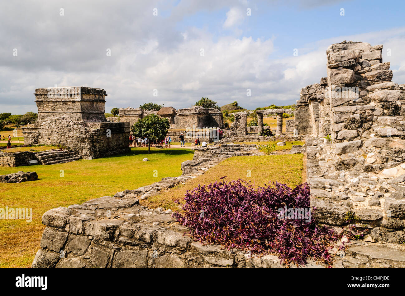 Die Ruinen der Maya-Zivilisation-Stadt in Tulum an der Küste der mexikanischen Halbinsel Yucatan. Es war einst bekannt als Zama (Morgenröte) denn am äußersten Ostrand von Mexiko, es war einer der ersten Orte im Land die Dämmerung zu sehen. Tulum war ein Handelshafen, die ausgiebig in ganz Mittelamerika und Mexiko gehandelt. Es ist jetzt ein beliebtes Touristenziel in Partei, weil es an schönen karibischen Stränden sitzt. Stockfoto