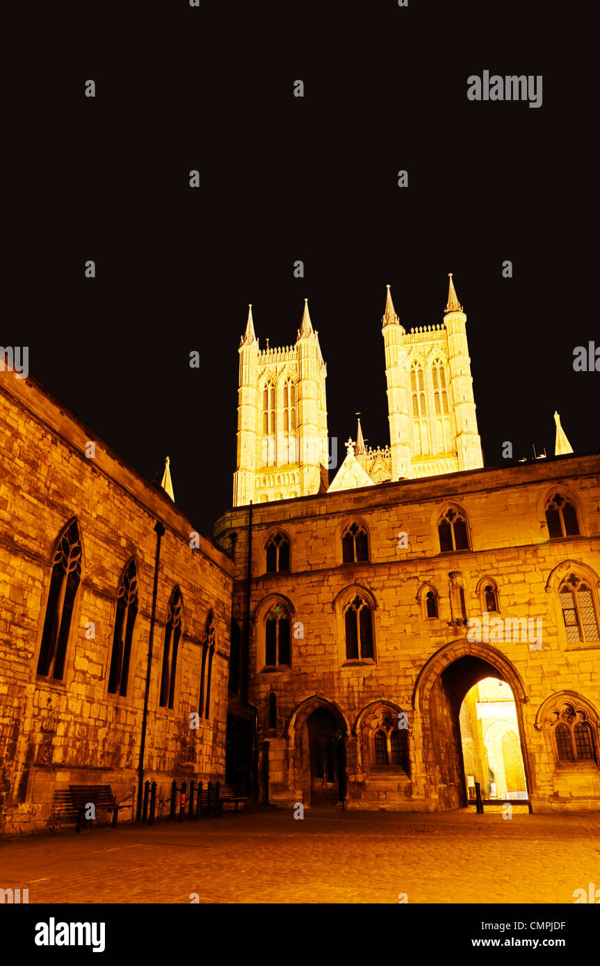 Der Dom und Domplatz in Lincoln UK in der Nacht Stockfoto