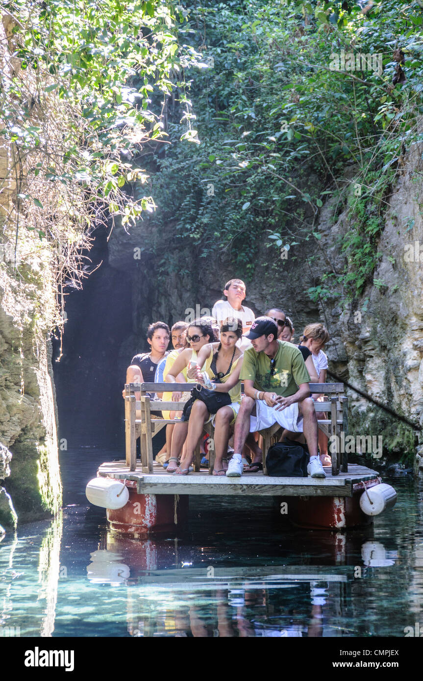 Touristen ist eine Bootsfahrt durch die schmale Flüsse, die durch Xcarat Maya Freizeitpark südlich von Cancun und Playa del Carmen auf der mexikanischen Halbinsel Yucatana. Stockfoto
