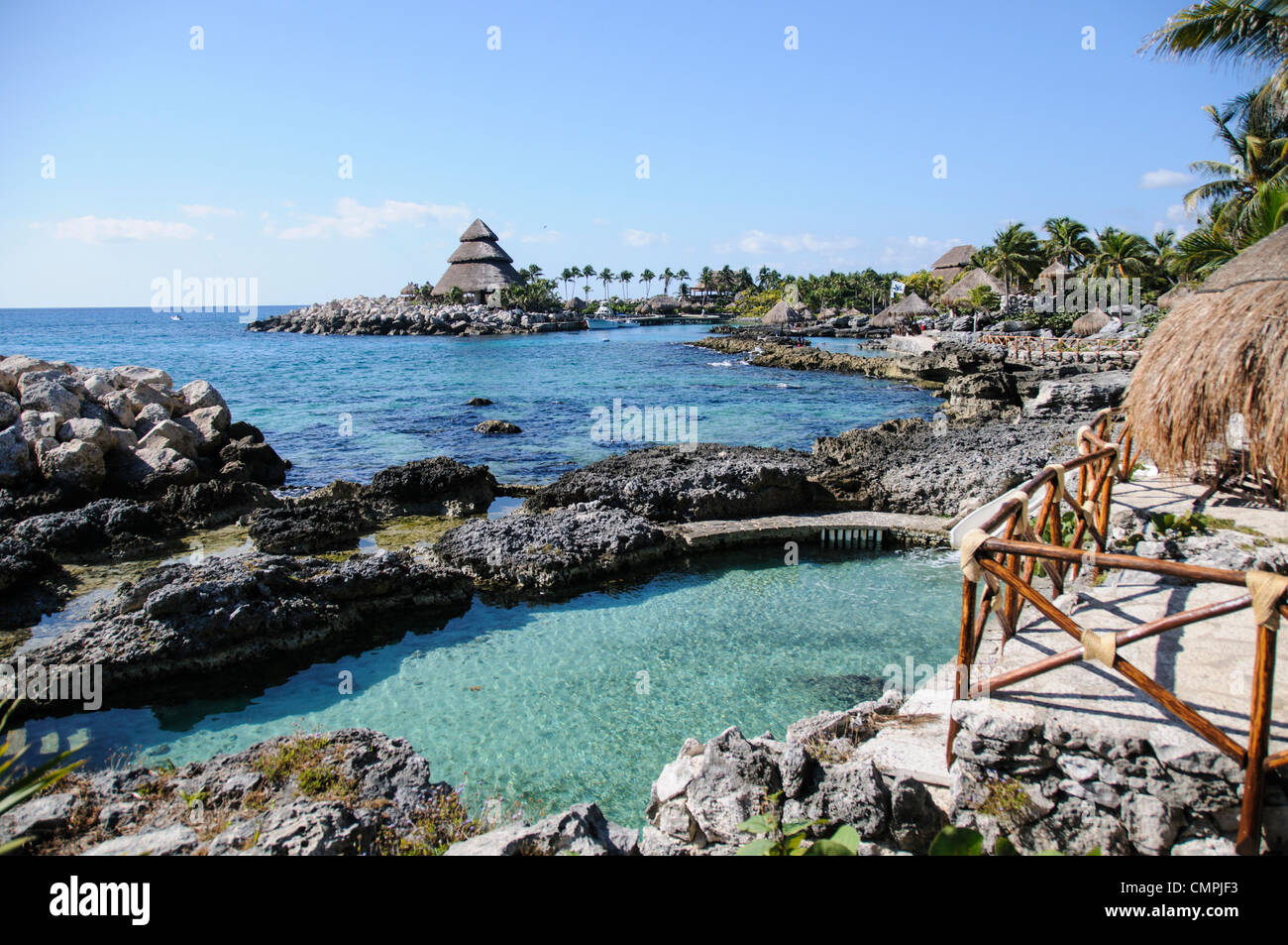 Teil des felsigen Ufers Xcarat Maya Freizeitpark südlich von Cancun und Playa del Carmen auf der mexikanischen Halbinsel Yucatana. Stockfoto