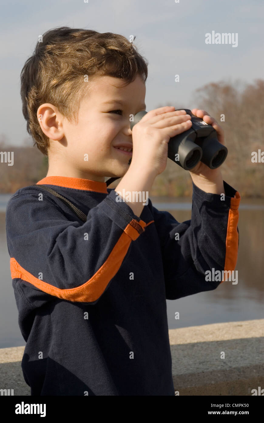 Niedliche kleine Junge Holding Fernglas Stockfoto