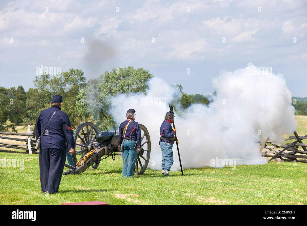 Soldaten eine Parrott Gewehr Kanone abfeuern. American Civil War historische Nachstellung bei Manassas National Battlefield Park. Stockfoto