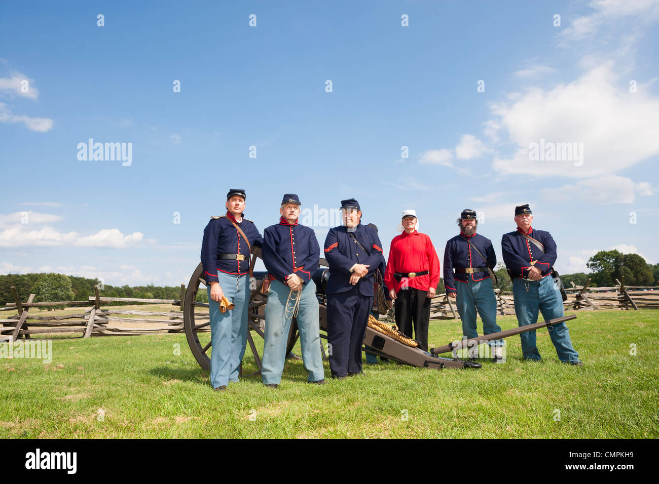 Manassas National Battlefield Park. American Civil War Reenactment am Henry-Haus-Hügel. Soldaten posiert w Parrott Gewehr Canon. Stockfoto