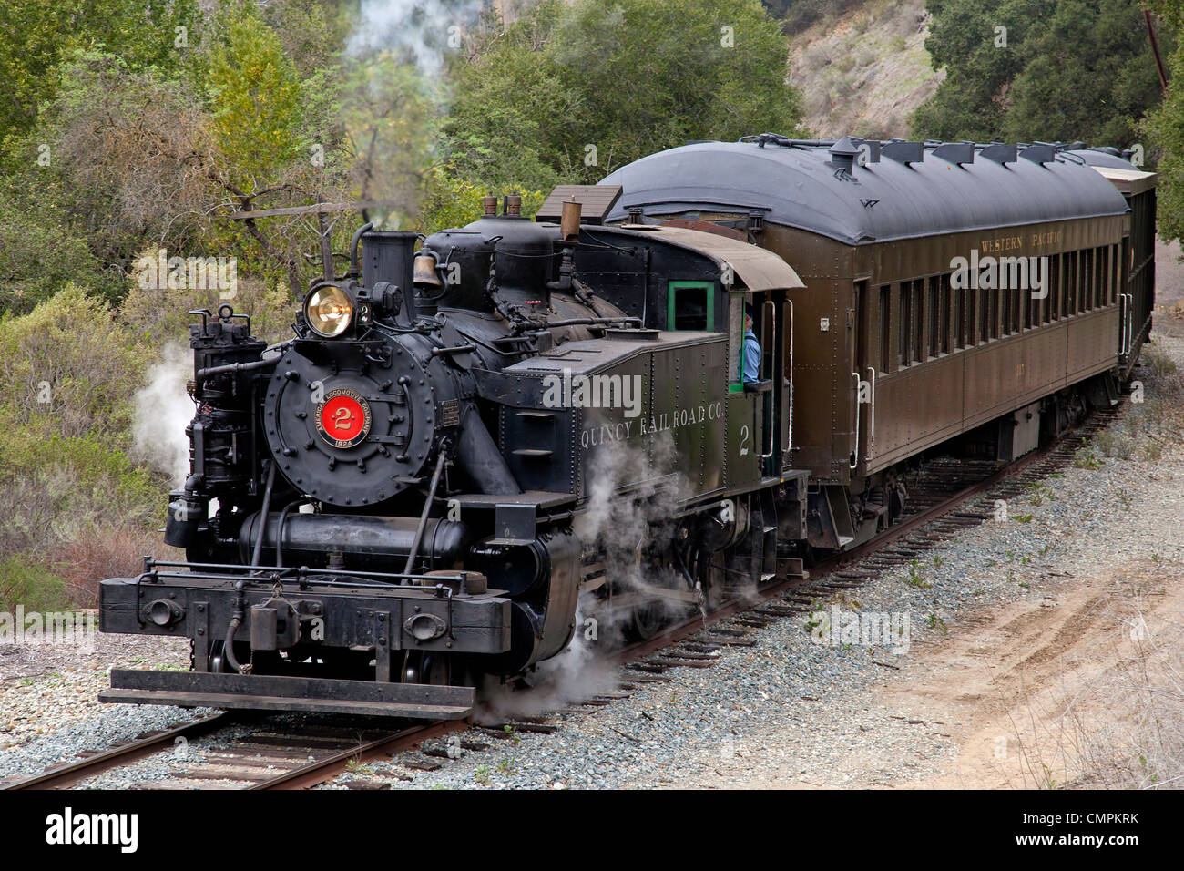 ACLO 2-6-2 t Quincy Railroad Nr. 2 zieht ein Personenzug durch Niles Canyon in Sunol, Kalifornien Stockfoto