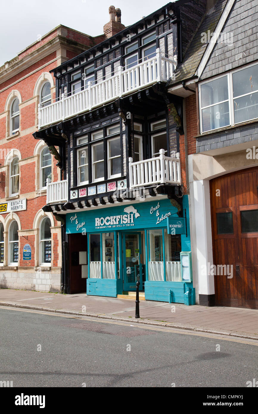 Einen bunten Fish and Chips Laden an der Uferpromenade in Dartmouth, Devon, England, UK Stockfoto