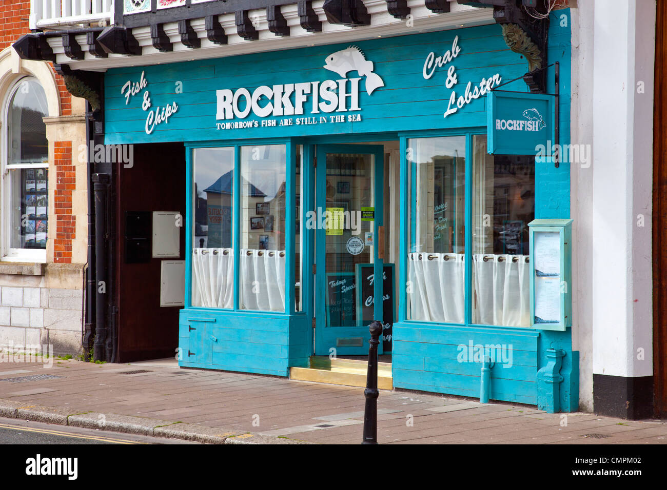 Einen bunten Fish and Chips Laden an der Uferpromenade in Dartmouth, Devon, England, UK Stockfoto