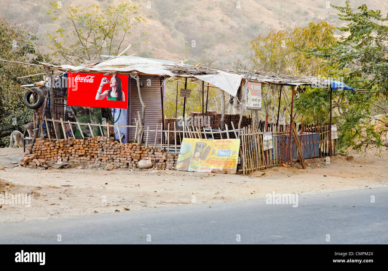 Landschaft der Hütte Stil Straße Erfrischungen Stop in den Hügeln von Rajasthan Indien Stockfoto