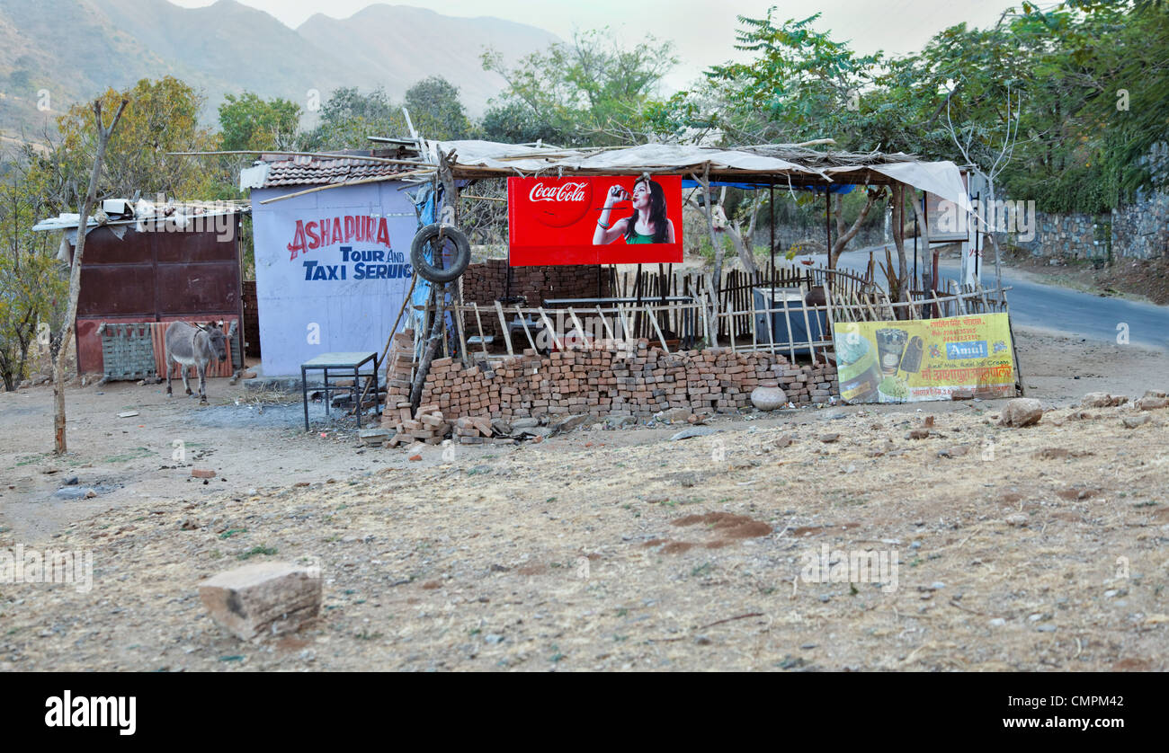 Kulturlandschaft am Straßenrand Cafeteria und lokal in hügeligen Regionen von Rajasthan Indien Stockfoto