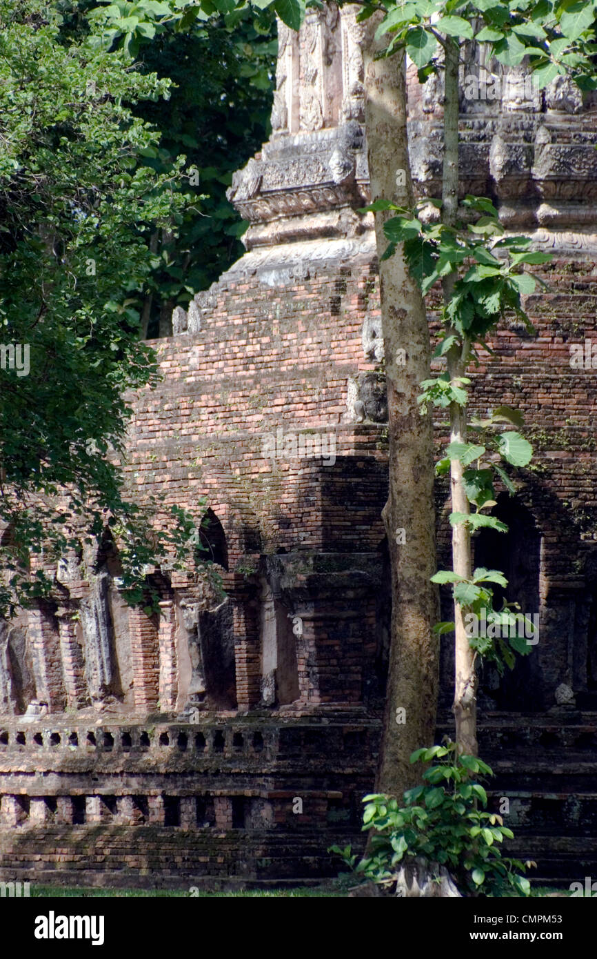 Eine antike buddhistische Struktur ist auf dem Display an alten Wat Pa Sak buddhistischer Tempel in Chiang Sean, Thailand. Stockfoto