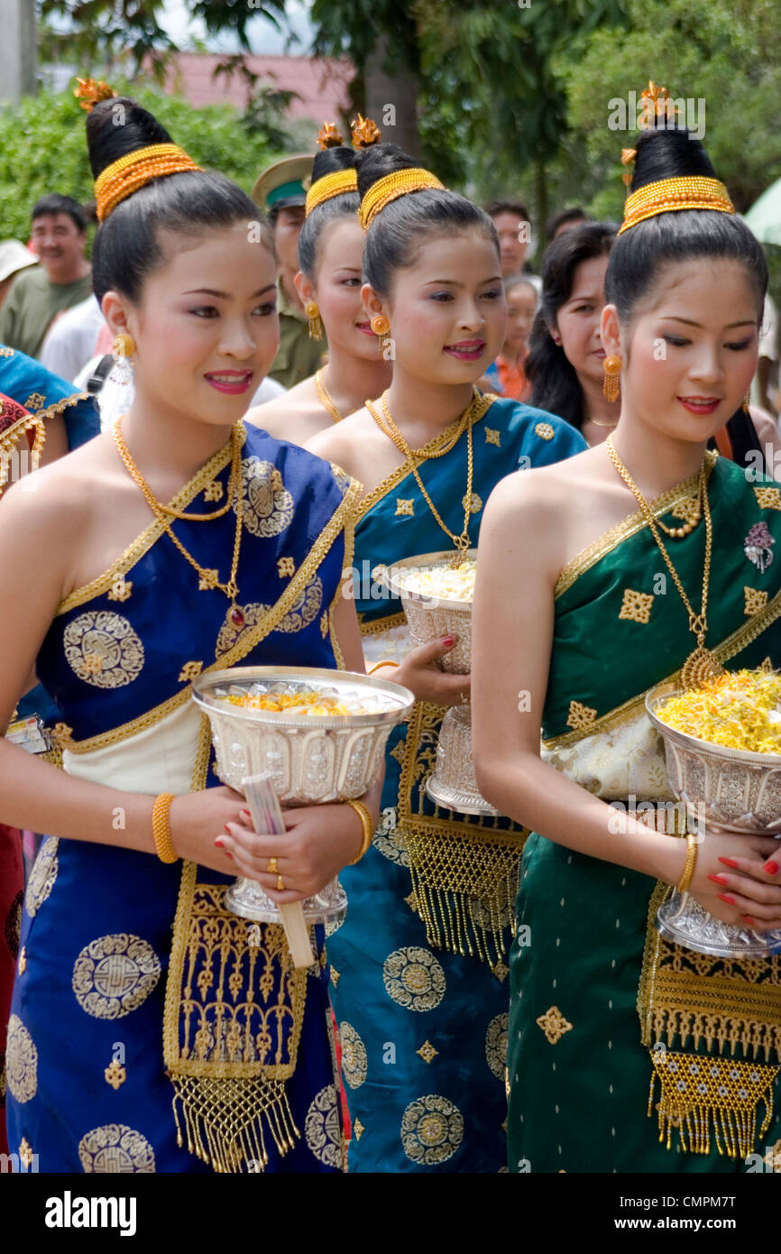 Eine Gruppe von asiatischen Frauen tragen schöne Silberschalen vor dem jährlichen Lao Neujahr Festival in Luang Prabang, Laos. Stockfoto