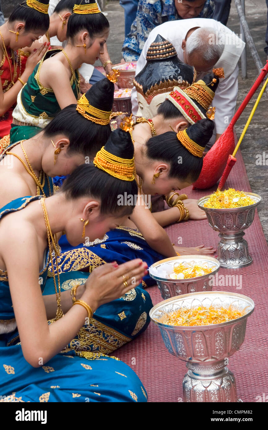 Die Königin und ihr Gericht zahlen Ehrerbietung zu Buddha vor den laotischen Neujahrsfest und Parade in Luang Prabang, Laos. Stockfoto