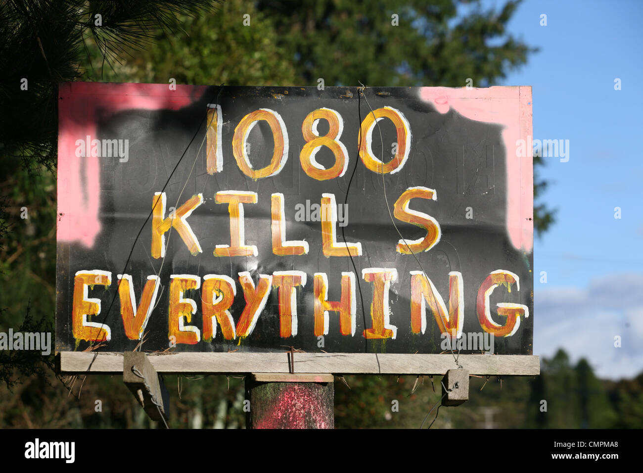 Politisches Zeichen am Straßenrand gegen den Einsatz von 1080 vergiften, Schädlinge wie Possum in Neuseeland Wald zu töten. Stockfoto