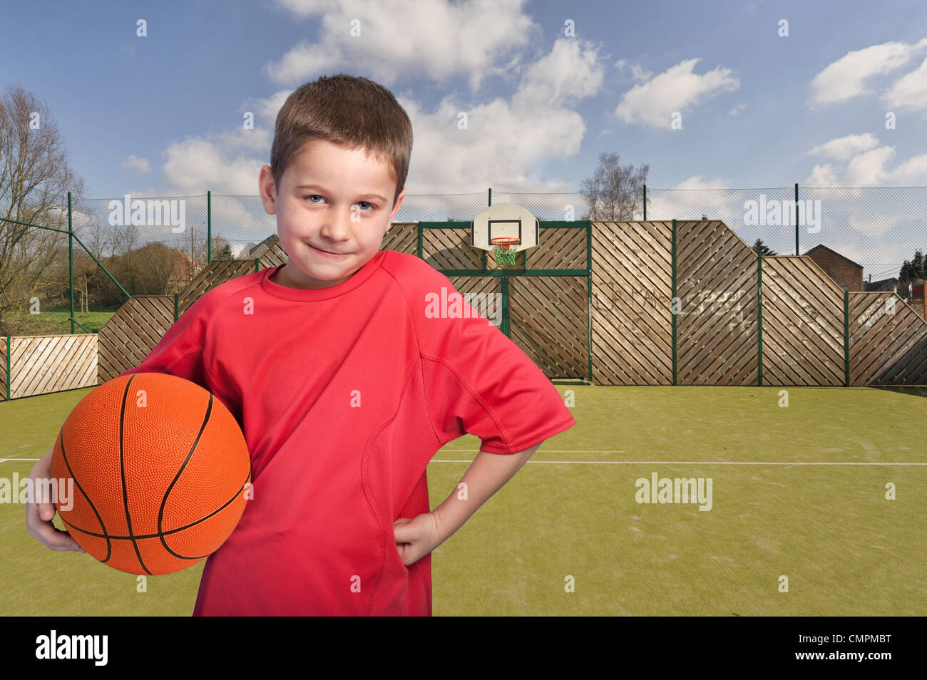 Junge mit Korb Ball unter seinem arm.outdoors Stockfoto