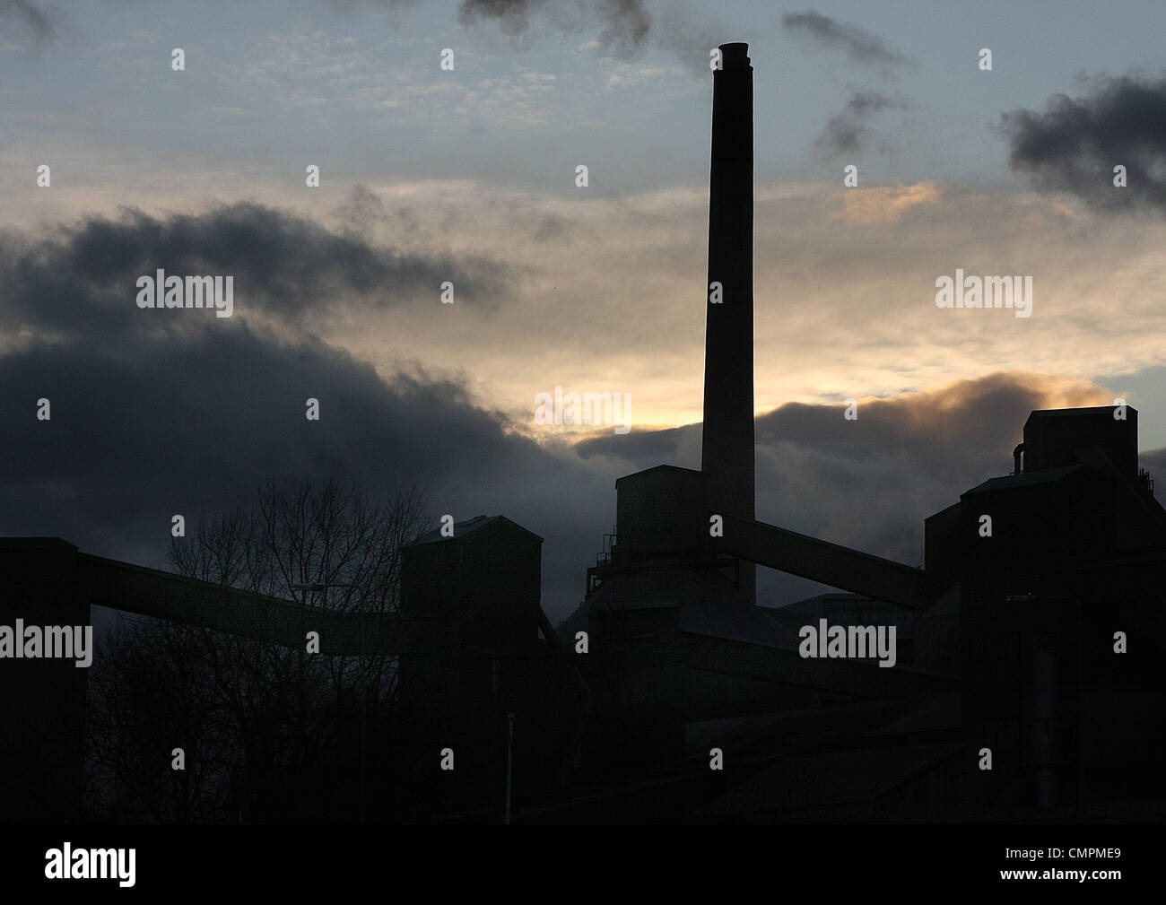 Zement Fabrikschlot gegen Abendhimmel. Stockfoto